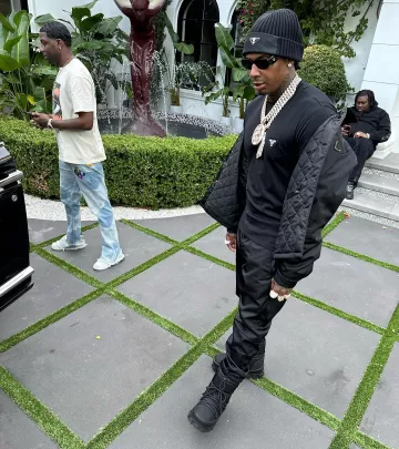Gafas de sol Prada Black Symbole usadas por Moneybagg Yo en la cuenta de Instagram @moneybaggyo