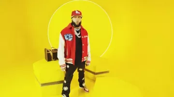 Nike Jordan 1 Retro High x Off-White Chicago sneakers portées par El Alfa « El Jefe » en TEKIRIKI (Video Oficial)