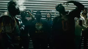 Monograma negro de Louis Vuitton y camiseta naranja 00 usada por Meek Mill en Lyrical Eazy con Rick Ross (Video musical oficial)