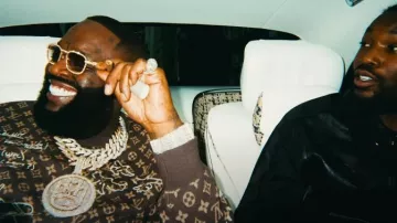 Louis Vuitton Brown Monogram & White Doodle Sweater usado por Rick Ross en Lyrical Eazy with Meek Mill (Video Musical Oficial)
