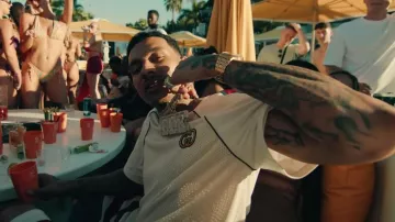 Camiseta de malla Gucci White & Web Stripe usada por Fredo en Girls (Video oficial)