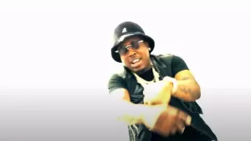 Sombrero de pescador Supreme Supreme x Kangol Black Faux Fur (FW21) usado por Real Boston Richey en Battery Pack (Video musical oficial)