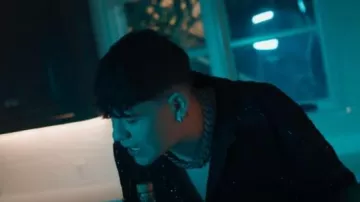 Chemise noire à paillettes à franges Amiri portée par Junior H en Y LLORO [Vidéo officielle]