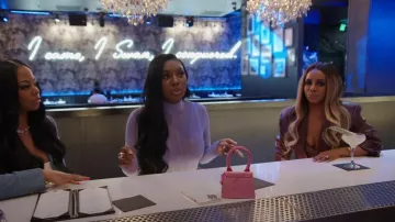 Mini sac fourre-tout Jacquemus Le Chiquito porté par Wendy Osefo dans The Real Housewives of Potomac (S08E03)