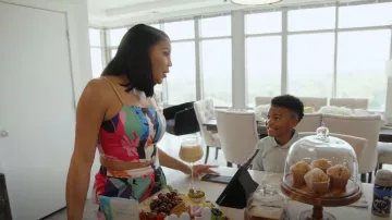 Ensemble pantalon en satin floral Fashion Nova Feeling porté par Mia Thornton comme on le voit dans The Real Housewives of Potomac (S08E03)