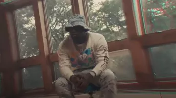 Who Decides War Blue Denim 'Crown of Thorns' Bucket Hat usado por Sleepy Hallow en A N X I E T Y (Video oficial) ft. Doechii