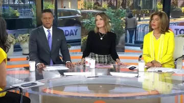 Falda lápiz de tweed de Alexander McQueen usada por Savannah Guthrie como se ve en Today el 16 de noviembre de 2023