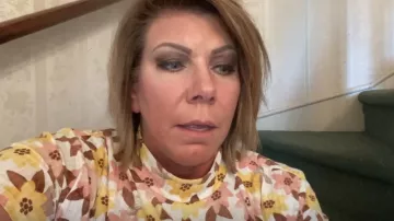 Top Lularoe Ruth en Floral porté par Meri Brown comme on le voit dans Sister Wives (S18E14)