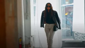 Acne Studios Vaqueros fruncidos de tiro bajo con acampanado de mezclilla recubiertos usados por Lisa Barlow como se ve en The Real Housewives of Salt Lake City (T04E10)