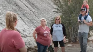 Torrid Pumpkin Spice Life Brick Red Crew Tee porté par Janelle Brown comme on le voit dans Sister Wives (S18E14)