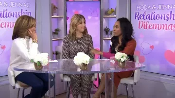 Robe mi-longue en tricot Lorna rose vison portée par Devyn Simone comme on le voit dans Today with Hoda & Jenna le 17 novembre 2023