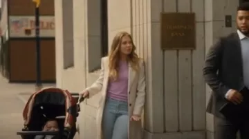 Manteau en peluche Zara avec poches à rabat porté par Madison Van Camp (Emilia McCarthy) comme on le voit dans SkyMed (S02E08)