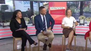 Cárdigan de punto acanalado con lazo de diamantes de imitación de H&M usado por Sheinelle Jones como se ve en Today el 17 de noviembre de 2023