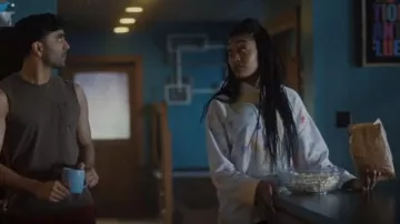 Scotch & Soda Oversized Printed Hoodie porté par Lexi (Mercedes Morris) comme on le voit dans SkyMed (S02E08)