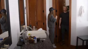 Botte courte UGG Classic Maxi en argent métallisé portée par Amanda Batula comme on le voit dans Winter House (S03E04)
