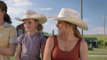 Camiseta sin mangas Gap Button usada por Amy Fleming (Amber Marshall) como se ve en Heartland (T17E08)