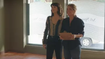 Chemise transparente Reformation Drew portée par Samantha Louise 'Lou' Fleming (Michelle Morgan) dans Heartland (S17E08)