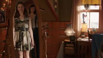 El vestido corto estampado de Kooples usado por Katie Fleming-Morris (Baye McPherson) como se ve en Heartland (T17E08)