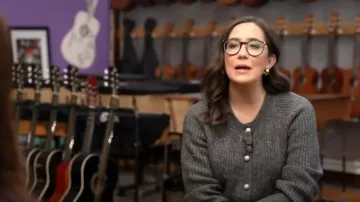 Abercrombie & Fitch Crew Cardigan à boutons perlés en gris foncé porté par Savannah Sellers comme on le voit dans Today le 20 novembre 2023