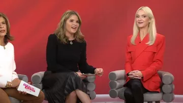 Chaqueta asimétrica A.L.C. Reeve en rubí usada por Zanna Roberts Rassi como se ve en Today with Hoda & Jenna el 20 de noviembre de 2023