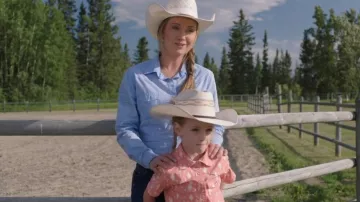 Camisa Panhandle Rough Stock Powder Blue Stripe usada por Amy Fleming (Amber Marshall) como se ve en Heartland (S17E08)