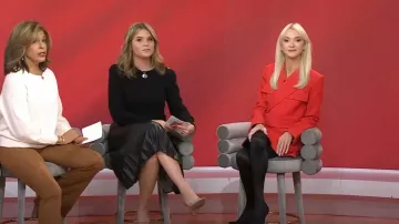 Minifalda de A.L.C. Conan en rubí usada por Zanna Roberts Rassi como se ve en Today with Hoda & Jenna el 20 de noviembre de 2023
