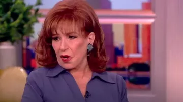 Top delantero Cinq A Sept McKenna Twist usado por Joy Behar como se ve en The View el 17 de noviembre de 2023