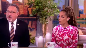 Dries Van Noten frunció vestido midi de terciopelo con estampado floral usado por Sunny Hostin como se ve en The View el 17 de noviembre de 2023