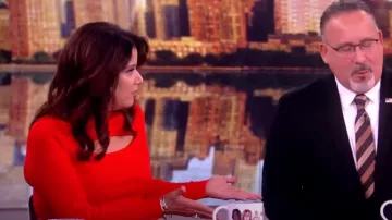 Vestido de cuello alto de punto elástico con corte asimétrico A.w.a.k.e. Mode usado por Ana Navarro como se ve en The View el 17 de noviembre de 2023