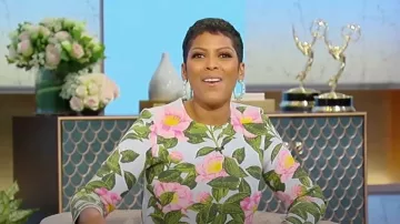 Cárdigan de jacquard de camelia Oscar de la Renta usado por Tamron Hall como se ve en Tamron Hall Show el 14 de noviembre de 2023