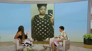 Oscar de la Renta Camellia Jacquard Fit and Flare Knit Vestido sin mangas usado por Tamron Hall como se ve en Tamron Hall Show el 14 de noviembre de 2023