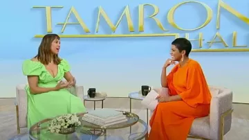 Stella McCartney Cape Maxi Dress portée par Tamron Hall comme on le voit dans Tamron Hall Show le 16 novembre 2023