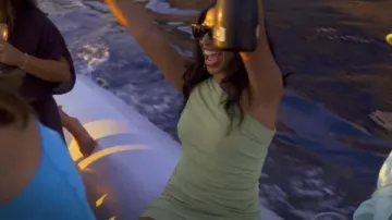 Vestido midi de un hombro bonito como se ve en Below Deck Mediterranean (S08E08)