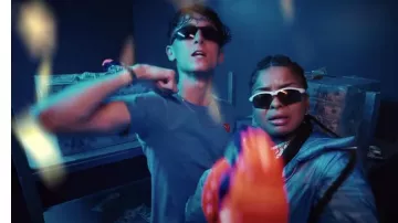 Comme des Garçons Play Blue Heart Patch T-Shirt usado por Lil Mabu en MR. TAKE YA B*TCH by Lil Mabu x ChriseanRock (Video Musical Oficial)