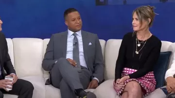 Falda de tweed de mezcla de lana metálica a cuadros deshilachados de Oscar De La Renta usada por Savannah Guthrie como se ve en Today el 21 de noviembre de 2023