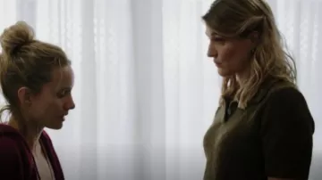 Suéter de punto Boucle de manga corta de Massimo Dutti usado por la paramédica Jennifer (Jennifer Miller) como se ve en Transplant (S0406)