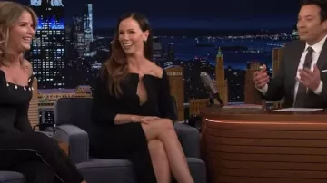 Oscar De La Renta Vestido De Cóctel Con Cuello En V Rosette usado por Barbara Pierce Bush como se ve en Today el 21 de noviembre de 2023