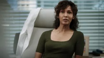 Top de cuello cuadrado Hayden de Banana Republic usado por Neeta Devi (Rekha Sharma) como se ve en Transplant (S0406)