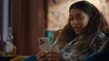 Pijamas Toast Renewed Cluster Print usados por Lisa (Antonia Thomas) como se ve en Still Up (S01E08)