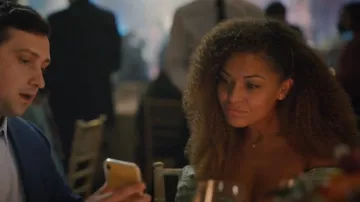 Kate Spade New York "All Wrapped Up" Aretes de lazo dorado usados por Lisa (Antonia Thomas) como se ve en Still Up (S01E08)