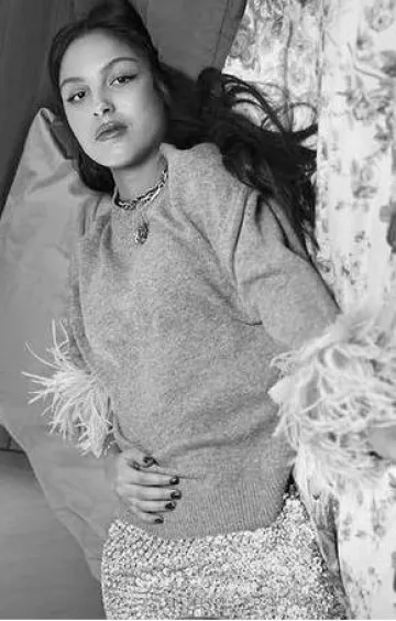 Minifalda de organza bordada de Valentino usada por Olivia Rodrigo en The Face Magazine el 21 de noviembre de 2023