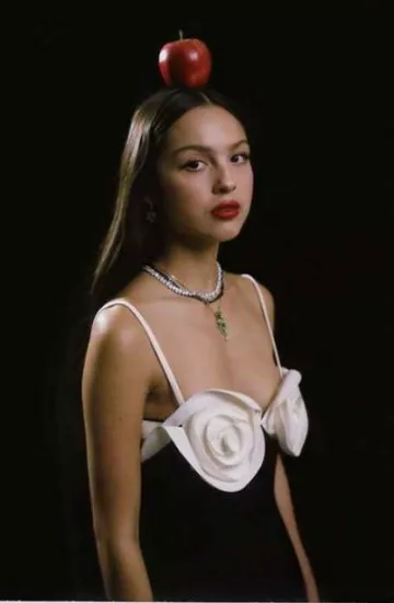 Vestido corto de crepé de alta costura de Valentino usado por Olivia Rodrigo en The Face Magazine el 21 de noviembre de 2023
