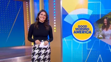 Minifalda con estampado de pata de gallo de Gucci usada por Erielle Reshef como se vio en Good Morning America el 16 de noviembre de 2023