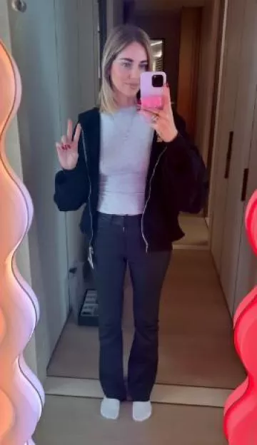 Funda de silicona para iPhone de Apple con Magsafe en lila utilizada por Chiara Ferragni en su historia de Instagram el 21 de noviembre de 2023