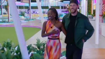 Prettylittlething Abstract Print Plisse Knotted Split Detail Maxi Dress usado por Justine Ndiba como se ve en Love Island Games (T01E19)