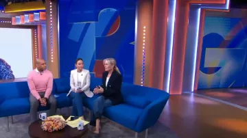 Vaqueros rectos bicolor de Alexander McQueen usados por Jennifer Ashton en Good Morning America el 17 de noviembre de 2023