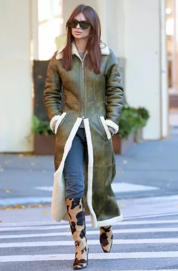 Manteau Knwls Shearling Tie Dye porté par Emily Ratajkowski à New York le 20 novembre 2023