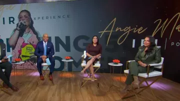 Alice + Olivia Anthony Blazer recortado de piel sintética usado por Angie Martinez como se ve en Good Morning America el 20 de noviembre de 2023