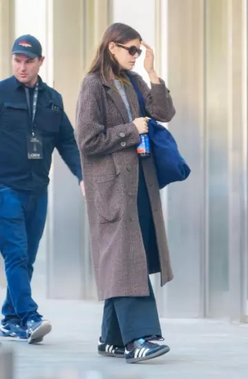 Bolso Tote McNally Jackson usado por Kaia Gerber en Nueva York el 20 de noviembre de 2023