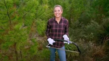 Chemise boutonnée à carreaux en flanelle American Eagle portée par Ginger Zee comme on le voit dans Good Morning America le 21 novembre 2023